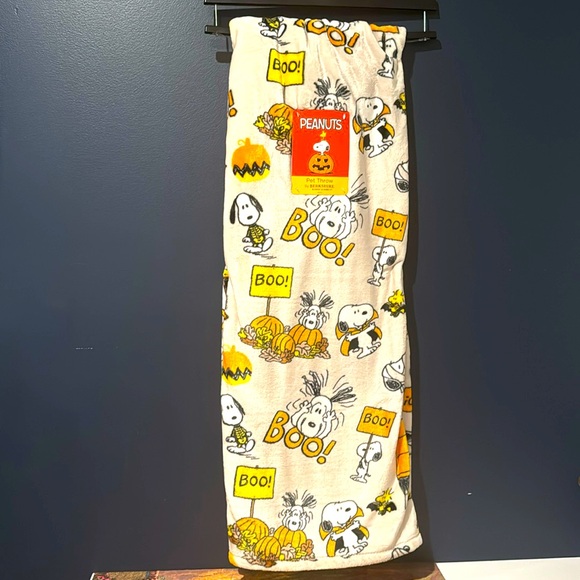 Peanuts Other - NWT Snoopy fall blanket